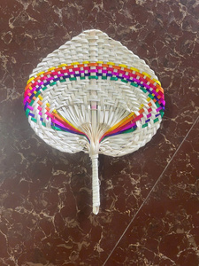 [DISPONIBLE] Éventail à main Lucy en feuille de palmier tressée BLUE LOTUS |   Décoration de fête et de mariage au Vietnam - Product Image 3