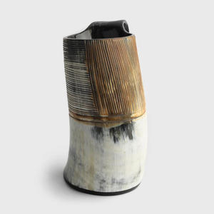 Moderna Taza Artesanal de Cuerno con Acabado Bronce Acanalado, Vajilla Rústica Coleccionable Inspirada en los Vikingos, Regalo para el Hogar y el Bar - Product Image 1