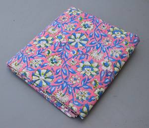 Tissu imprimé floral 100% coton doux et pur de style indien pour vêtements, robes, rideaux, vêtements de nuit, housses de lit, draps et bien plus encore. - Product Image 5