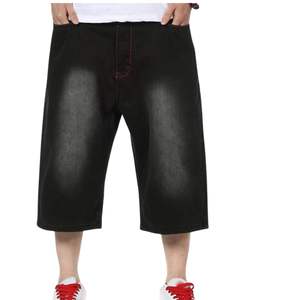 Shorts Capri en Jean Noir Tendance pour Hommes, Coupe Ample, Longueur Genou, Logo Personnalisé, Coton Épais, Lavage Vintage, Vente en Gros OEM - Product Image 1