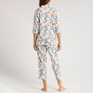 Ensemble de pyjama en coton imprimé floral pour femmes, manches trois quarts, col rabattu, pantalon mi-mollet, coupe régulière, ensemble décontracté pour le printemps - Product Image 2