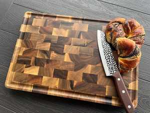 Planche à découper de cuisine en teck massif recyclé, faite à la main, design à grain de bois traversant, rainure pour jus, écologique, compatible lave-vaisselle, épaisseur 1,5 cm - Product Image 2