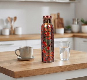 Botella de agua metálica color cobre con tapa de rosca y diseño floral artístico para un estilo de vida saludable y ecológico. - Product Image 6