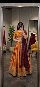 El exquisito conjunto Lehenga es una muestra de excelencia en la elegancia tradicional que combina una rica gama de colores vibrantes con una artesanía meticulosa. - Product Image 1