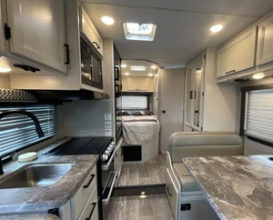 Camping-cars de luxe Thor CHATEAU 22EF d'occasion 2023 2024 - Product Image 1