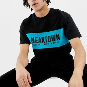 เสื้อยืดแขนสั้นสีดำสำหรับผู้ชายของนีอาร์ทาวน์พร้อมลายพิมพ์สีน้ำเงินแบบลำลองคอกลมทรงพอดีตัว - Product Image 1