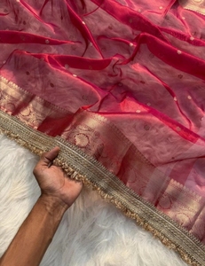 Sari Banarasi de Seda Tejida India con Borde de Templo y Estampado de Polka, Sin Arrugas, de Secado Rápido, para Fiestas Tradicionales - Product Image 5