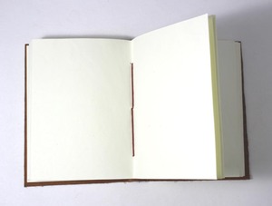 Carnet personnalisable en cuir de buffle souple, couverture faite à la main en papier recyclé, motif arbre en relief - Product Image 3