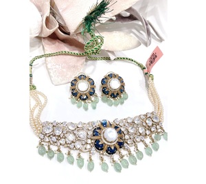 Magnifique ensemble collier et boucles d'oreilles plaqué or de qualité supérieure, design classique, pour femme, idéal pour les mariages et les événements. - Product Image 1