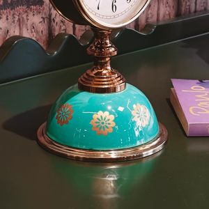 Horloge de bureau moderne en laiton, base turquoise, design floral doré, mouvement à quartz silencieux sans tic-tac, rétroéclairage tactile - Product Image 3