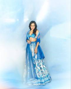 Conjunto de Lehenga Choli de Algodón y Seda con Estampado Azul para Bodas, Diwali y Fiestas, Elegante, Largo hasta el Suelo, Corte Regular, para Mujeres Indias y Pakistaníes - Product Image 3
