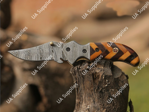 Couteau pliant artisanal en acier Damas - Couteau de poche personnalisé - Manche en bois exotique OEM - Tranchant comme un rasoir - EDC pour l'extérieur avec étui en cuir - Product Image 3