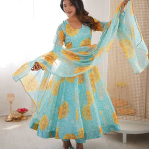 Design luxueux présentant un nouveau costume Anarkali de créateur dans un style élégant et moderne - Product Image 1