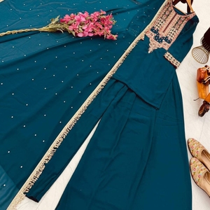 Elegante Conjunto de Traje Preconfeccionado Fox Georgette con Bordado de Diseño y Lentejuelas para Mujer, Ropa Étnica, Ropa Festiva, Ropa de Fiesta - Product Image 2