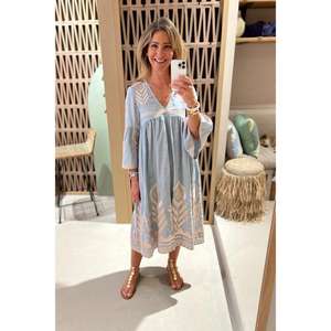 Robe longue bohème élégante bleu clair pour femme, col en V, manches bouffantes, imprimé doré, coupe ample, en coton, style kaftan avec pompons, idéale pour l'été - Product Image 1