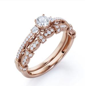 แหวนแต่งงานแบบวินเทจประดับเพชรโมอิสซาไนต์ทรงกลม 1 กะรัต แบบสามเม็ดคลาสสิก ชุบทองคำขาว 18k สีโรสโกลด์ เงินแท้ 925 - Product Image 3