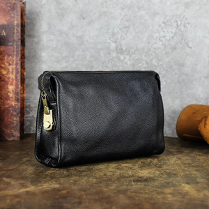 Bolsos de mano de cuero de lujo que ofrecen un almacenamiento seguro para documentos importantes, tabletas y pertenencias personales a un precio razonable. - Product Image 2