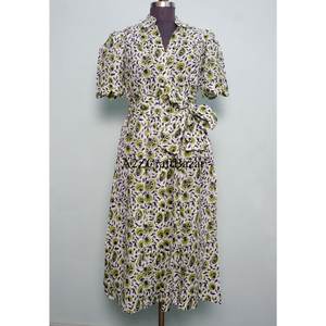 Robes midi décontractées en tricot à col en V de style Kangoura pour femmes, imprimé floral, décoration boutonnée, 100 % coton, lavables et écologiques, par un créateur indien - Product Image 1