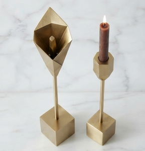 Candelabro Geométrico Facetado de Latón con Base Cuadrada, Decoración Moderna para el Hogar - Product Image 2
