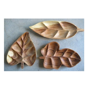 Plateau de service en bois artisanal en forme de feuille, design moderne écologique, finition polie, motif personnalisable pour les collations et les condiments - Product Image 1