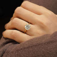 Bague de fiançailles solitaire en moissanite taille brillant de 3,14 carats, sertie à griffes, en or jaune 14K et argent sterling plaqué rhodium