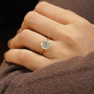 Anillo de compromiso solitario de moissanita de corte portugués de 3,14 quilates Ajuste de catedral Oro amarillo de 14 quilates para Aniversario de fiesta de boda - Product Image 5