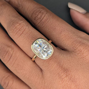 Bague de fiançailles solitaire en moissanite taille coussin 3,75 carats sertie clos, en or jaune massif 10 carats, cadeau de mariage de luxe pour femme - Product Image 2