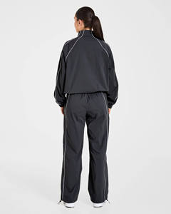Ensemble de survêtement léger pour femme avec veste de survêtement noire et pantalon de jogging à logo personnalisé, passepoil contrastant – Meilleures ventes - Product Image 2