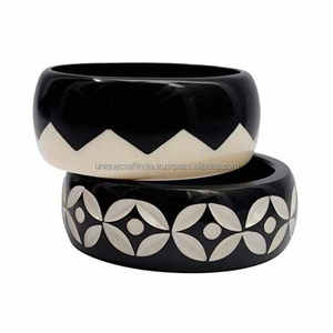 Bold Fashion Forward Statement Brazaletes de resina negra de calidad premium Joyería artesanal colorida Productos al por mayor - Product Image 1
