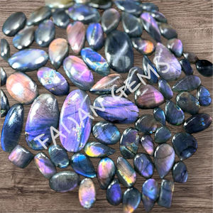พลอยลาบราโดไรต์สีม่วงธรรมชาติ รูปทรงหลวม ขัดเงา หลายรูปทรง หลายขนาด รับรองโดยผู้เชี่ยวชาญ ไม่ผ่านการปรับแต่ง สำหรับทำเครื่องประดับ - Product Image 5