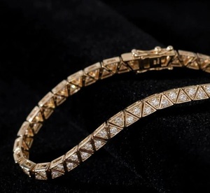 Bracelet de luxe en moissanite à maillons triangulaires, style hip-hop glacé, aspect diamant doré, bracelet géométrique pour poignet - Product Image 2