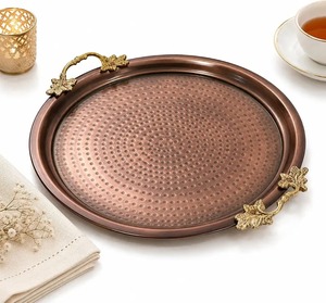 Bandeja redonda de metal dorado con patrón floral grabado, bandeja decorativa hecha a mano para servir, bandeja para mesa de centro, bandeja para cocina. - Product Image 6
