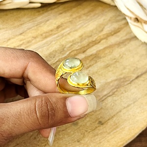 Bague en laiton au design unique, style bohème, avec préhnite, bijoux tribaux en laiton pour femme, plaqué or 18 carats, motif corde ondulée, double pierre, vente en gros/OEM/ODM - Product Image 4
