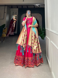 Ensemble traditionnel indien pakistanais pour femmes, robe Anarkali en soie jacquard avec châle, tenue de mariage brodée de fleurs - Product Image 5