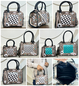 Collection de sacs Speedy Grand Moyen Petit Sac à main en cuir de vache travaillé à la main avec un design d'as de pique Sac de voyage miniature de luxe pour femmes - Product Image 3