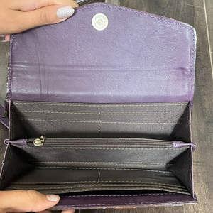 Pochette pour femme en cuir de vachette premium, colorée, à motif damier, travaillée à la main, avec dragonne, porte-cartes et porte-billets, pour l'Expo de mars 2026 - Product Image 6