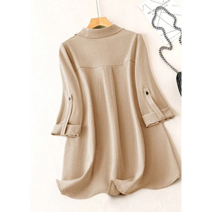 Tunique pour femme à col en V, texturée froissée, avec manches à revers et détail de bouton sur le bas, couleur beige, beige avoine, beige sable - Product Image 1