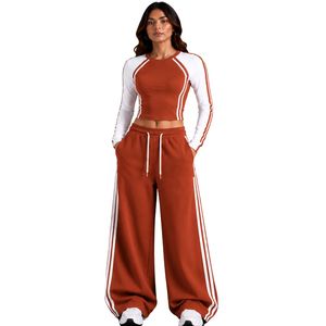 Conjunto Deportivo de Dos Piezas para Mujer, Color Naranja Quemado y Blanco, Top Corto de Manga Larga, Pantalones Anchos, Ropa Deportiva Informal - Product Image 1