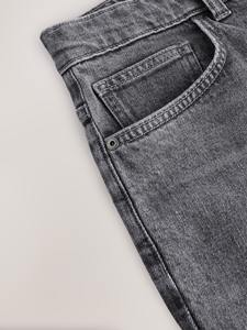 Pantalones cortos de mezclilla modernos para hombre, diseñados para brindar comodidad y durabilidad. El tejido ligero y elástico garantizan un ajuste relajado para usar durante todo el día. - Product Image 6