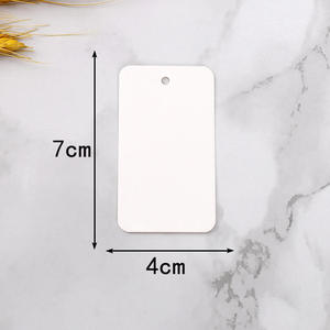 Étiquettes suspendues vierges en papier kraft OEM 2026, 4x7cm avec coins arrondis, pour étiquettes de vêtements et emballages cadeaux de boulangerie - Product Image 4