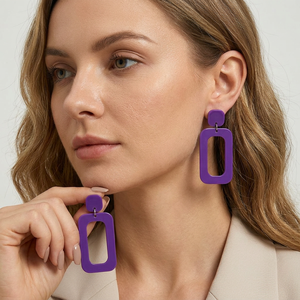 Boucles d'oreilles pendantes géométriques modernes en résine violette, collection artisanale, avec perles d'imitation, cadeau tendance pour femme - Product Image 1