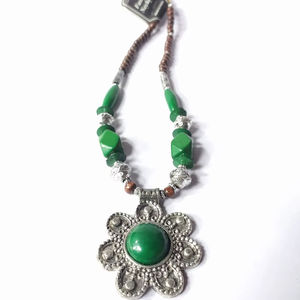 Collier de luxe fait main avec perles en résine et pendentif en métal, bijoux élégants. - Product Image 1