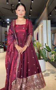 Conjunto Indio-Pakistaní de Terciopelo Borgoña, Traje Anarkali Bordado con Dupatta y Borde Floral, para Bodas y Festivales - Product Image 3