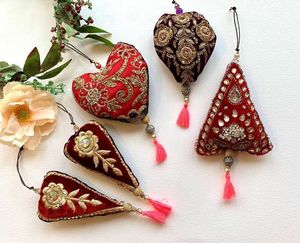 Décorations suspendues artisanales en forme de cœur conique de 4 pouces avec perles, pompons brodés rouge et or, pour intérieur, ensemble de cadeaux festifs de Noël - Product Image 1