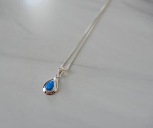 Collar de ópalo azul, colgante de ópalo en forma de lágrima de plata de ley, joyería de piedra de nacimiento de octubre, regalo asequible para ella - Product Image 3