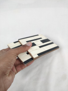 Ensemble de sous-verres carrés en résine écologique résistants à la chaleur, élégants et modernes, idéal pour les cadeaux de pendaison de crémaillère et accessoires de cuisine. - Product Image 3