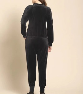 Mono casual de terciopelo negro para mujer con cremallera completa, cuello de media cremallera, manga larga, color liso y bolsillos laterales, ideal para otoño. - Product Image 4