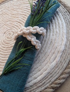 Anneau de serviette en macramé simple, fait à la main en corde de coton, parfait pour la décoration de table à manger, accessoire élégant pour la maison et la cuisine - Product Image 1