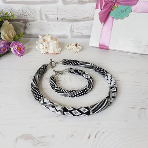 Pulsera geométrica de cuentas para mujer, joyería de ganchillo con cuentas de semillas, pulsera gruesa monocromática en blanco y negro, regalo. - Product Image 1