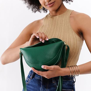 Sac bandoulière en cuir véritable vert avec sangle arquée détachable, design minimaliste, fermeture éclair unisexe - Product Image 4